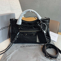 MBP3 bag 32-5-17CM Handbag